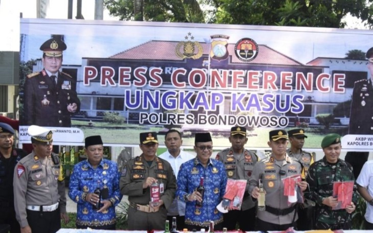 Konferensi pers terkait penghancuran 1.620 botol miras di pendopo Bupati Bondowoso, Senin (17/4)