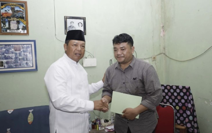 Pangdam V Brawijaya Mayjen TNI Farid Makruf saat memberikan bantuan, Sabtu (22/4)