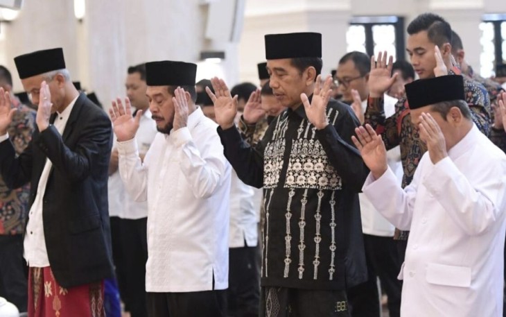 Presiden Joko Widodo melaksanakan salat Idulfitri 1444 Hijriah di Masjid Raya Sheikh Zayed, Kota Surakarta, Provinsi Jawa Tengah, pada Sabtu pagi, 22 April 2023.