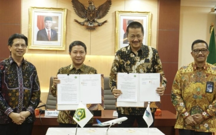 Dirjen PHU Hilman Latief dan Dirut PT Garuda Indonesia Irfan Setiaputra tandatangani kerja sama penerbangan jemaah haji Indonesia, Kamis (27/4)
