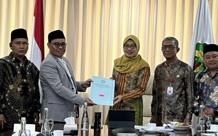 Penyerahan SK penetapan Provinsi Kaltim sebagai Tuan Rumah MTQ Nasional 2024