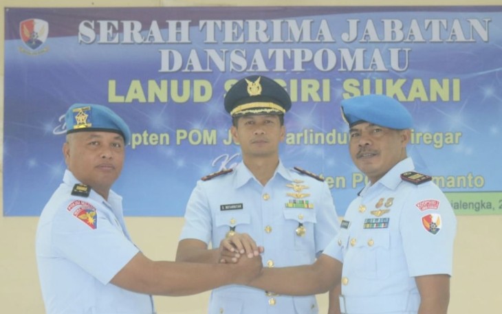 Danlanud Sugiri Sukani Letkol Pnb Supardo Butarbutar foto bersama Dansatpomau usai sertijab, Selasa (2/5)
