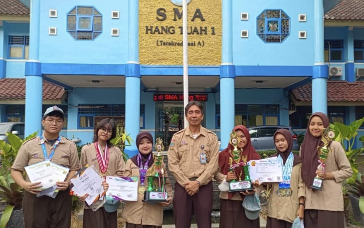 Kasatdik SMA 1 Hang Tuah Jakarta bersama siswa berprestasi 