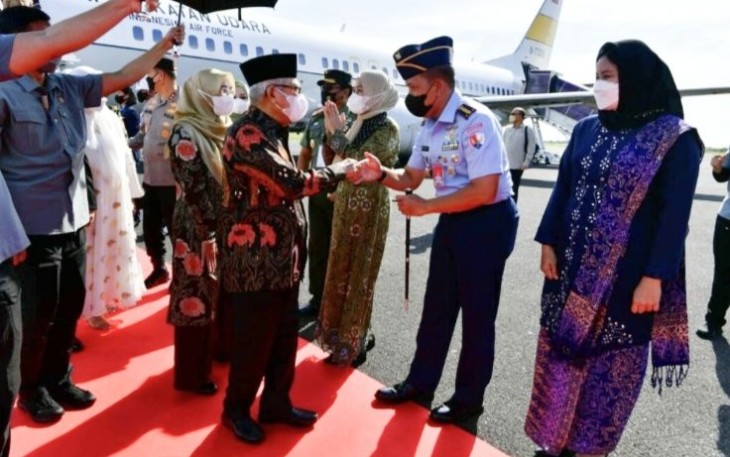 Danlanud SHM Kolonel Pnb Sigit Gatot Prasetyo saat menyambut kedatangan Wapres Ma'ruf Amin di bandara Fatmawati Soekarno, Bengkulu 
