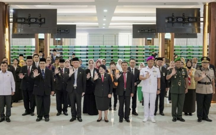 Gubernur Kalbar H Sutarmidji foto bersama Kepala BKKBN dan jajaran usai pelantikan 