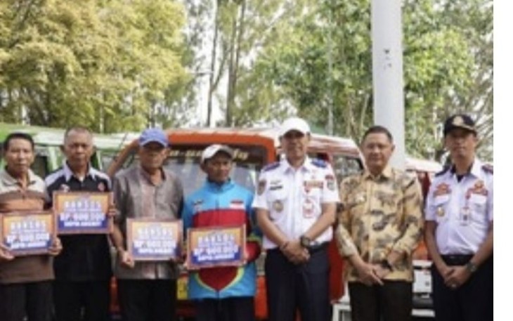 Pj Wali Kota Batu Aries Agung Paewai foto bersama penerima subsidi BLT pelaku transportasi di Kota Batu, Kamis (4/5)