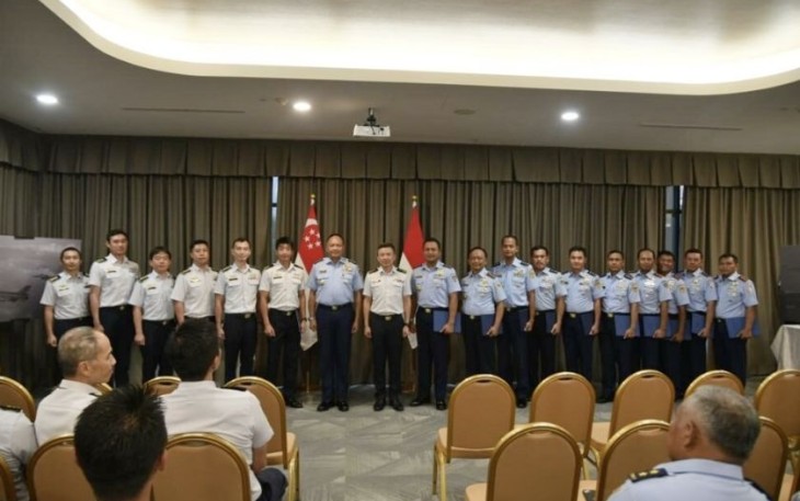 Kasau Marsekal TNI Fajar Prasetyo beserta jajaran foto bersama usai menerima wing penerbang kehormatan dari RSAF di Singapura, Kamis (4/5) 