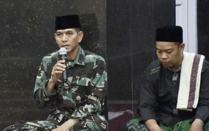 Danlanud Husein Sastranegara Kolonel Pnb Ardi Syahri ketika memberikan sambutan dan mengajak personelnya untuk sholat subuh berjamaah di Masjid Al Mu'min Lanud Husein Sastranegara Bandung, Jum'at (5/5)