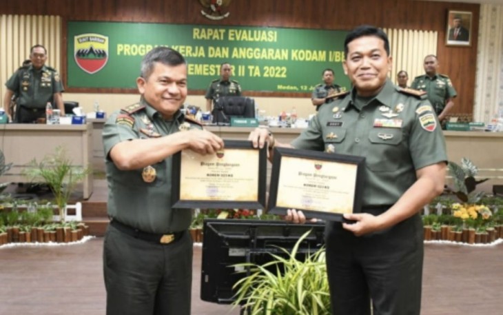 Pangdam I/BB Mayjen TNI Achmad Daniel Chardin menyerahkan piagam satker terbaik ke Danrem 023/KS Kolonel Inf Dody Triwinarto di Makodam I/BB 