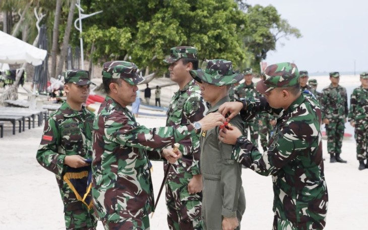 Pangkoopsud I Marsda TNI Bambang Gunarto saat membuka latihan Parasailing di pantai Kepri Koral Batam, Jum'at (5/5)