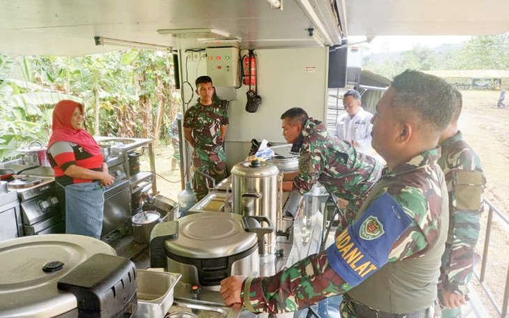 Pangdam III/Slw Mayjen TNI Kunto Arief Wibowo saat berdialog dengan ibu Maya 