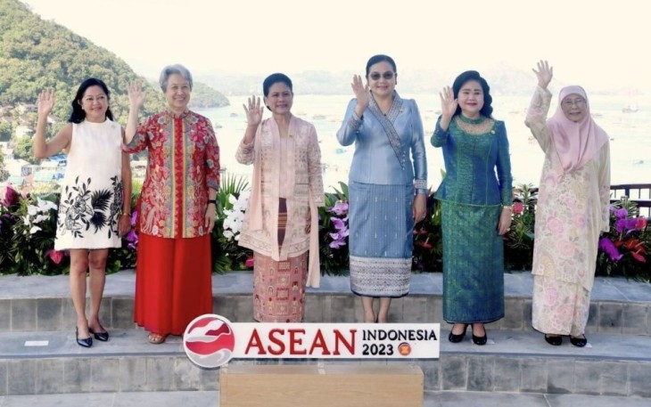 Ibu Iriana Joko Widodo menggelar jamuan minum teh bersama para pendamping pemimpin ASEAN di lantai 2 Puncak Waringin, Kabupaten Manggarai Barat, NTT, Rabu (10/5/2023)