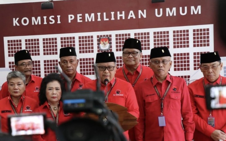 Sekjen PDIP Hasto Kristianto saat memberikan keterangan pers usai penyerahan daftar caleg di KPU, Jakarta, Kamis (11/5)