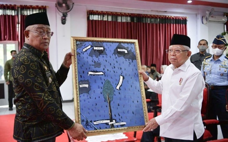 Gubernur Maluku Utara Abdul Gani memberikan peta jalur rempah ke Wapres Ma'ruf Amin, Kamis (11/5)
