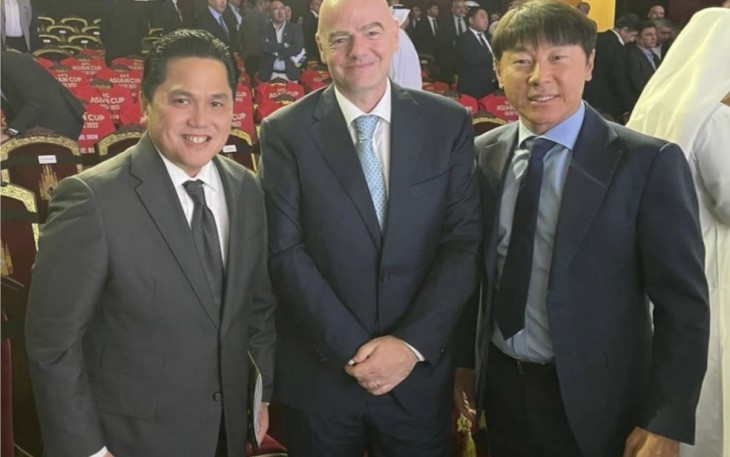 Shin Tae-yong bersama Ketum PSSI Erick Thohir dan Presiden FIFA Gianni Infantino saat drawing AFC Asian Cup di Doha Qatar, Kamis (11/5)