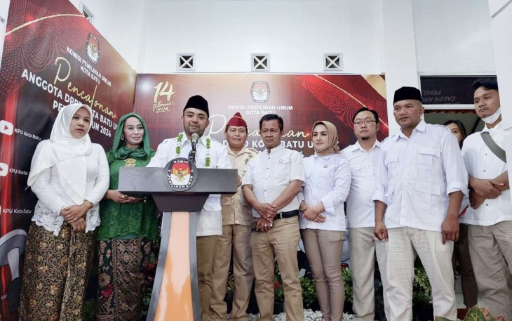 Ketua DPC Partai Gerindra Kota Batu Hely Suyanto, S.H., M.H bersama para Bacaleg, saat konferensi pers usai menyerahkan berkas pencalonan sebagai wakil rakyat