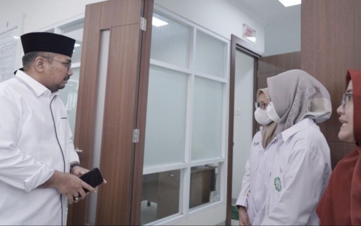 Menag Yaqut saat meninjau Laboratorium Sintek Terpadu Fakultas Sains dan Teknologi UIN Walisongo di Semarang, Minggu (14/5)