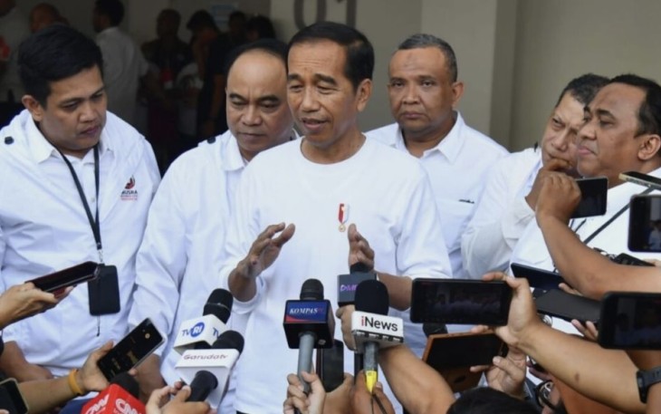 Presiden Joko Widodo menyampaikan keterangannya kepada awak media setelah menghadiri acara Musyawarah Rakyat (Musra) di Istora Senayan, Jakarta, Minggu (14/5)
