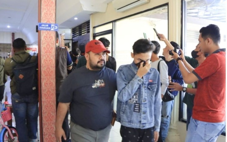 Unit Jatanras Satreskrim Polres Tuban saat mengamankan pemuda viral di medsos bawa sajam