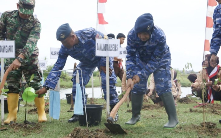 Kasi Bakti Lanud Husein Sastranegara Mayor Sus Esti Wulandari saat tanam mangrove di pantai Karang Paranje, Garut, Senin (15/5)