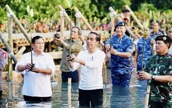 Presiden Joko Widodo menghadiri Puncak Penanaman Mangrove Nasional secara Serentak oleh Jajaran TNI di Seluruh Indonesia Tahun 2023, di Taman Wisata Alam (TWA) Angke Kapuk, Jakarta, Senin, (15/5)