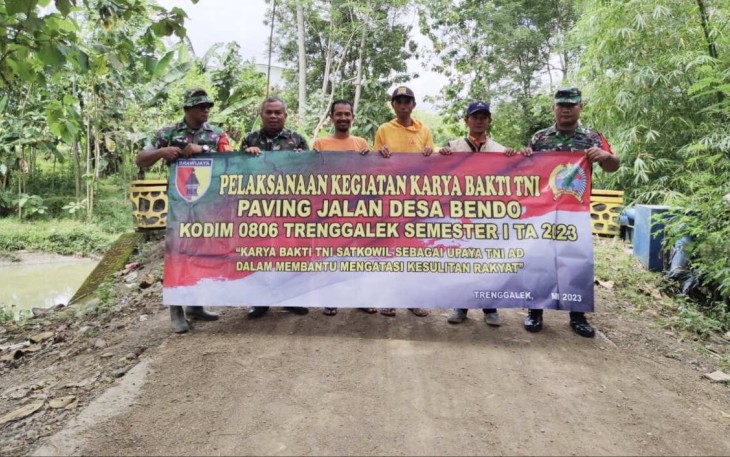Karya Bakti TNI Perbaiki Jalan Rusak 