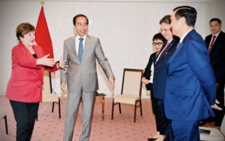 Presiden Joko Widodo menggelar pertemuan dengan Direktur Pelaksana Dana Moneter Internasional (IMF), Kristalina Georgieva, di Hotel Rihga Royal, Hiroshima, Jepang, Sabtu (20/5)