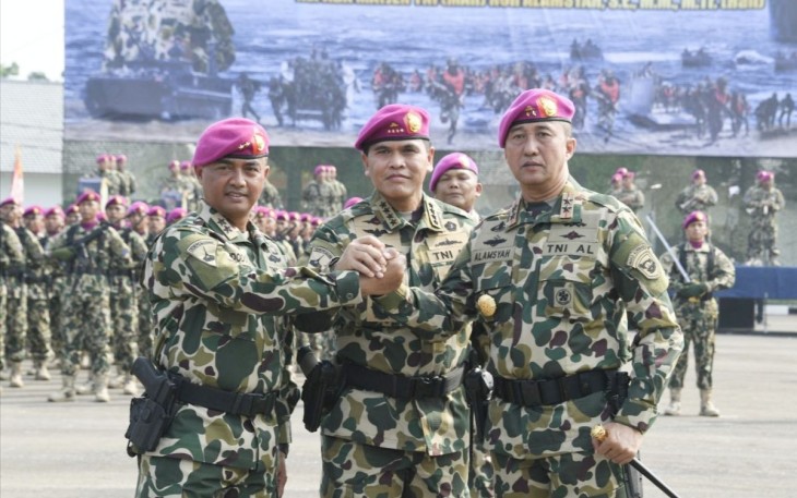 Kasal Laksamana TNI Muhammad Ali bersama Dankormar Mayjen TNI Mar Nur Alamsyah di Cilandak Jakarta, Minggu (21/5)