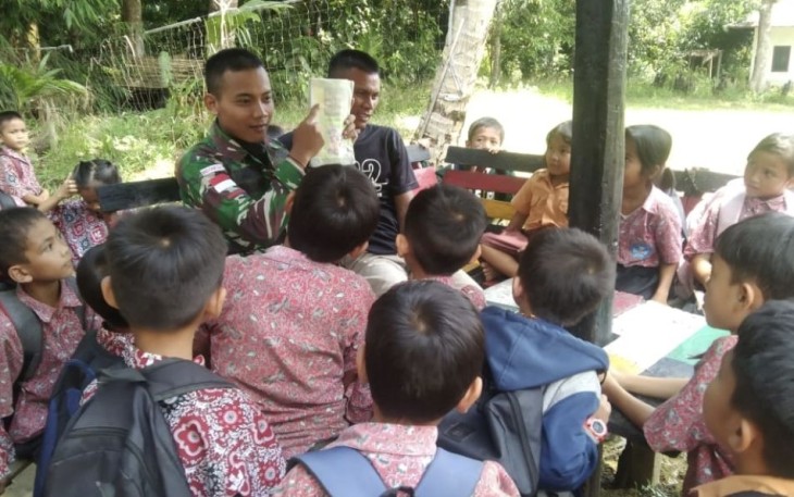 Antusias siswa perbatasan belajar bersama bapak TNI