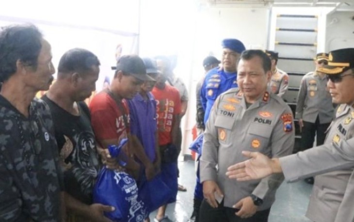 Kapolda Jatim Irjen Pol Toni Harmanto saat memberikan bantuan sembako