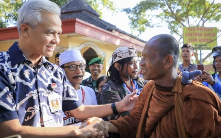 Ganjar Pranowo saat menyapa Bhikkhu Thudong