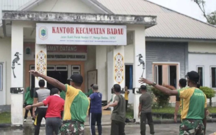 Senam ceria bersama masyarakat di perbatasan 