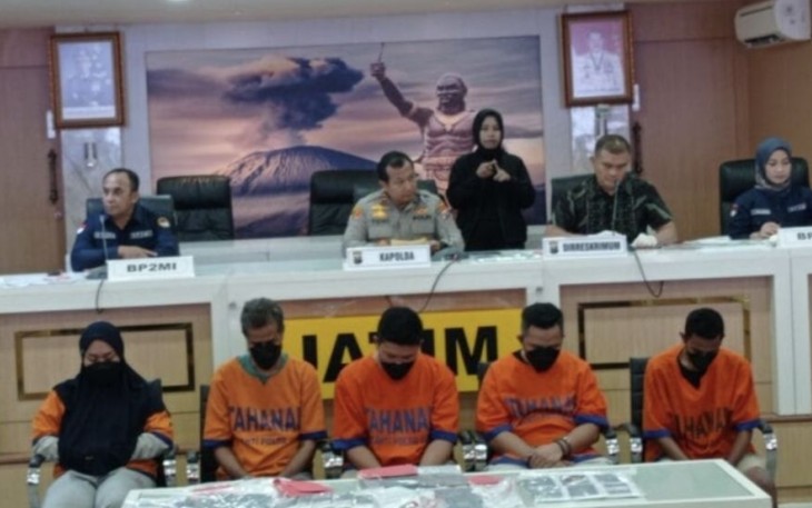 Dirreskrimum Polda Jatim Kombes Pol Totok Suharyanto saat memberikan keterangan pers 