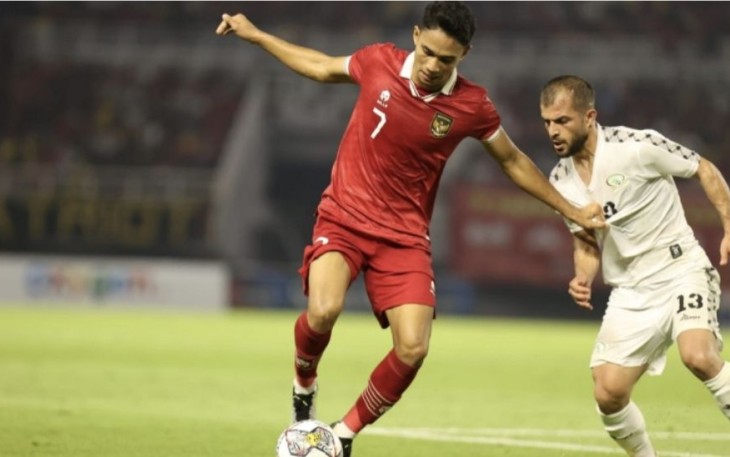 Marcelino Ferdinand (7) saat melewati pemain Palestina 