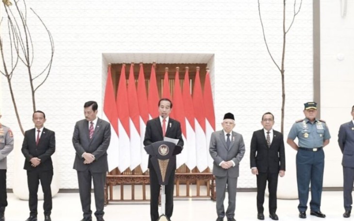 Presiden Joko Widodo saat memberikan keterangan pers di pangkalan TNI AU Halim Perdanakusuma Jakarta, Senin (3/7)