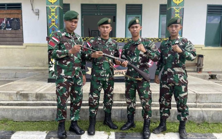 Personel satgas pamtas Yonarmed 10 Bradjamusti saat menerima senpi rakitan warga perbatasan, Selasa (4/7)