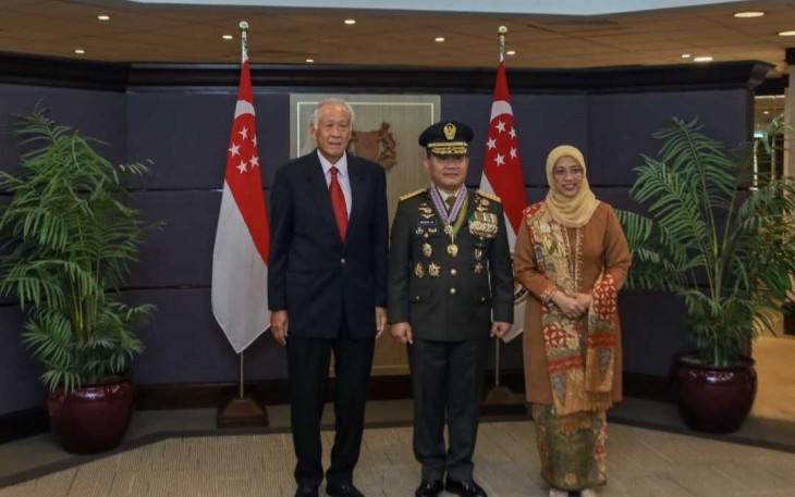 Kasad Jenderal TNI Dudung Abdurachman bersama menteri pertahanan Singapura, Dr Ng Eng Hen usai menerima medali militer kehormatan, Kamis (6/7)
