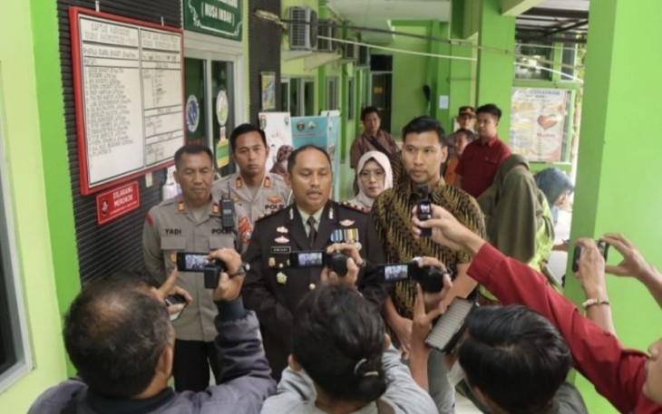 Kapolres Ngawi AKBP Dwiasi Wiyatputera saat memberikan keterangan pers di RSUD dr Soeroto Ngawi, Jum'at (7/7)