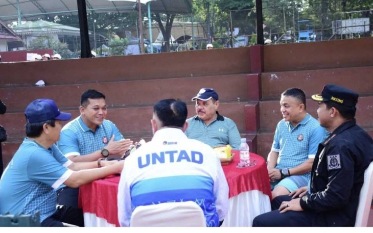 Danrem 132/Tdl Brigjen TNI Dody Triwinarto (kiri) bersama Kajati Sulteng dalam turnamen tenis lapangan Kajati Sulteng Cup I tahun 2023, Jum'at (7/7)