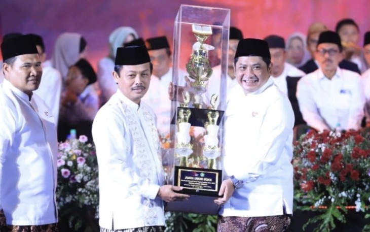 Kepala Kanwil Jateng Mustain Ahmad menerima piala juara umum dari Dirjen Pendis Ali Rhamdani
