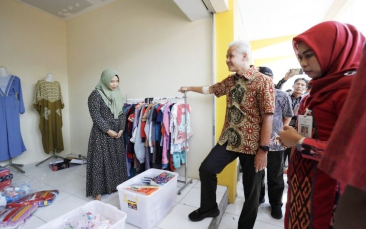 Ganjar Pranowo saat berdialog dengan pedagang di pasar Wonopolo Kabupaten Demak, Selasa (18/7)