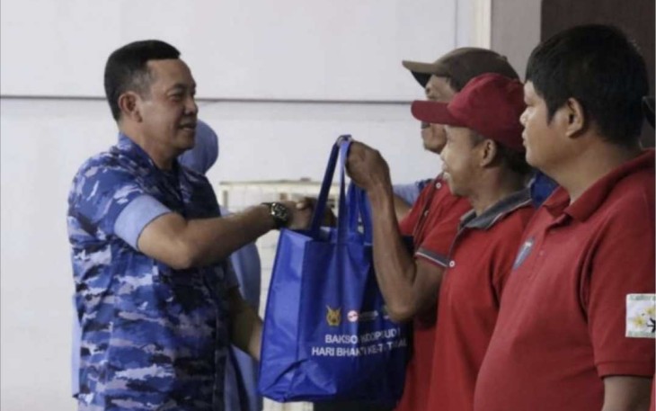 Pangkoopsud I Marsda TNI Bambang Gunarto saat memberikan paket sembako ke warga