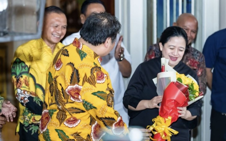 Ketum Partai Golkar Airlangga memberikan karangan bunga ke Puan Maharani, di Jakarta, Kamis (27/7)