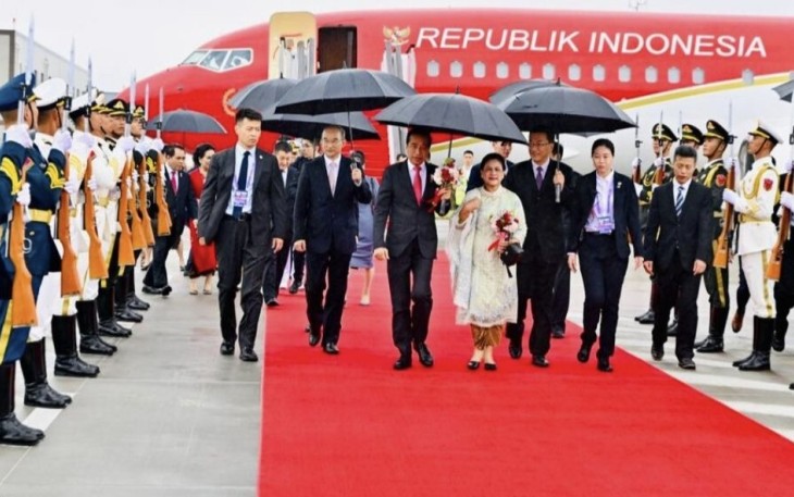 Presiden Joko Widodo dan Ibu Iriana saat tiba di Kota Chengdu Cina, Kamis (27/7)