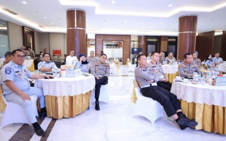 Kapolda Jatim Irjen Pol Toni Harmanto saat pertemuan dengan Kakorlantas Polri dan Jasa Raharja di Surabaya, Senin (31/7)
