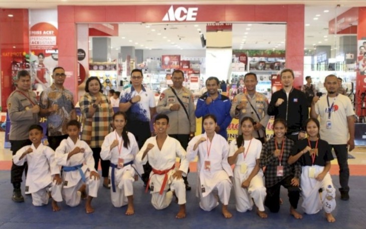 Kapolda NTT Irjen Pol Johni Asadoma bersama Karateka Kejurda Inkanas Cup 2023 di Lippo Plaza Kupang, Sabtu (5/8)