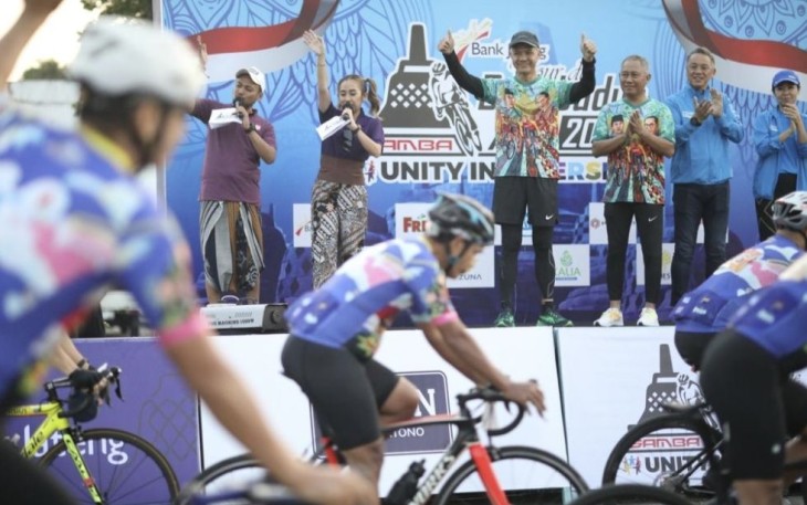 Ganjar Pranowo saat melepas peserta Tour de Borobudur di Surakarta, Sabtu (5/8)