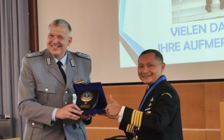 Kolonel Laut (K) drg. Muh Arifin saat menerima cenderamata di Munich, German 