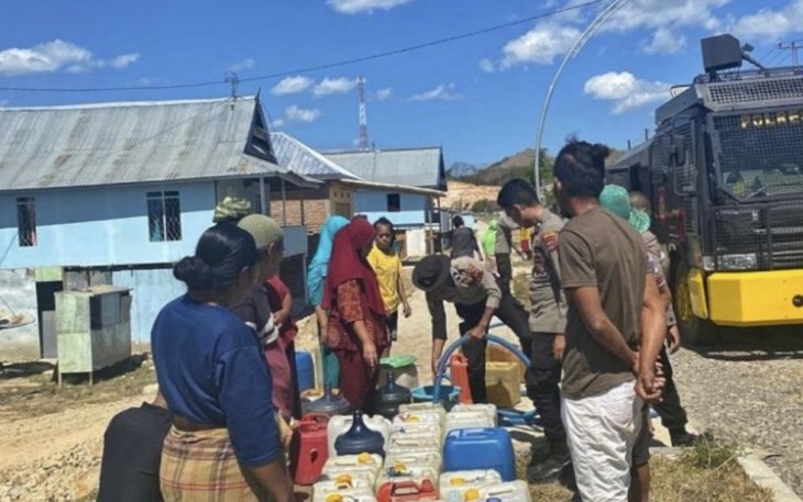 Penyaluran air bersih warga kampung Nanga Nae, Rabu (9/8)