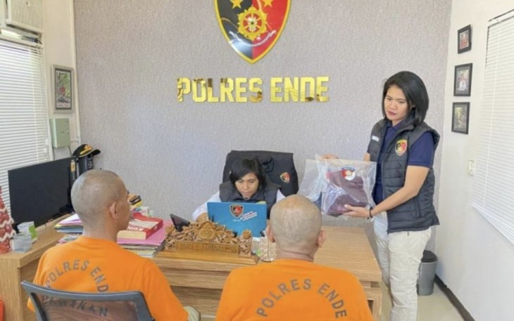 Dua pelaku asusila saat di interogasi Satreskrim Polres Ende, Rabu (9/8)